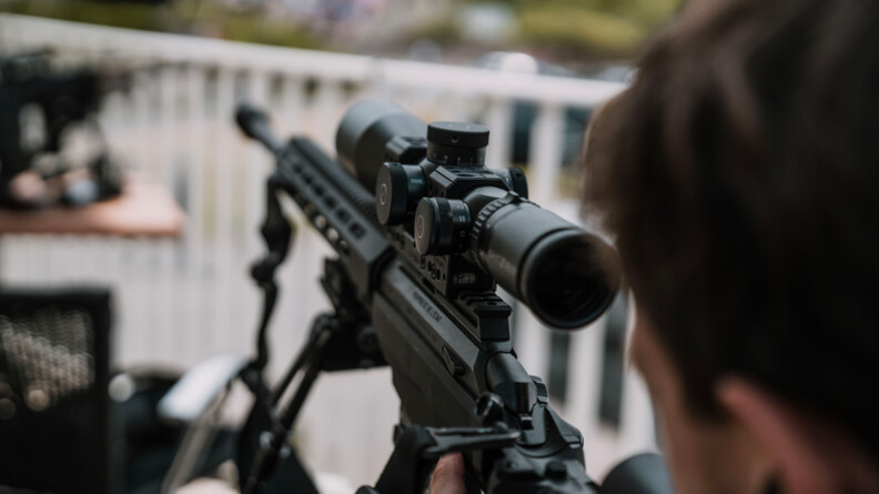 Tireur de la gendarmerie prêt à intervenir. Vue du canon de l'arme, le fond est flou.