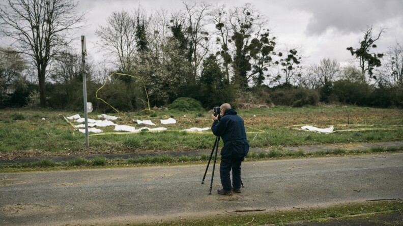 Un des gendarmes de l'IRCGN qui se déplace avec l'appareil laser pour faire la cartographie du lieu.