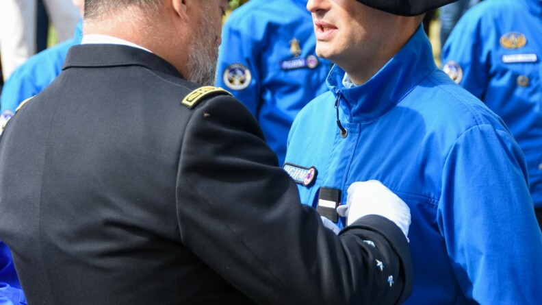 Agrandir l'image Des médailles, remises par le général Bourillon.jpg