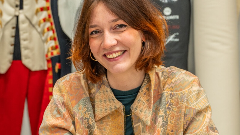Madame Anne Bonnenfant, couturière de la Garde Républicaine dans son atelier