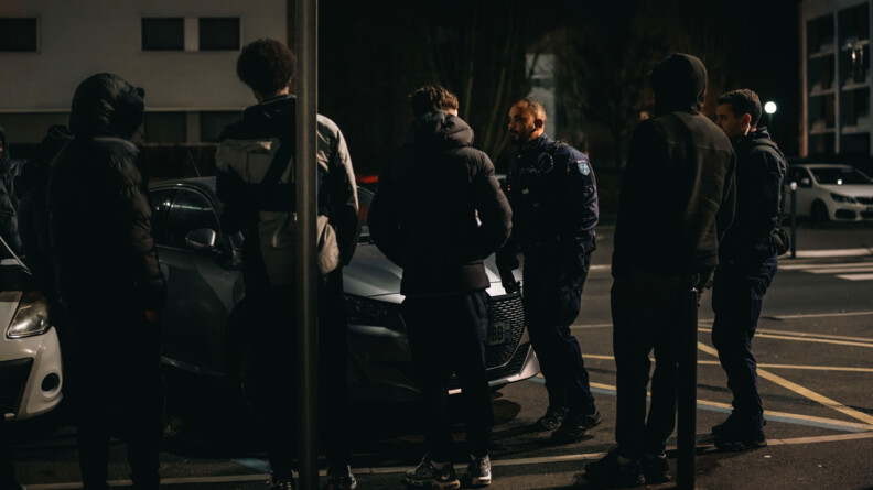Des gendarmes échangent avec des jeunes se trouvant dans la rue.