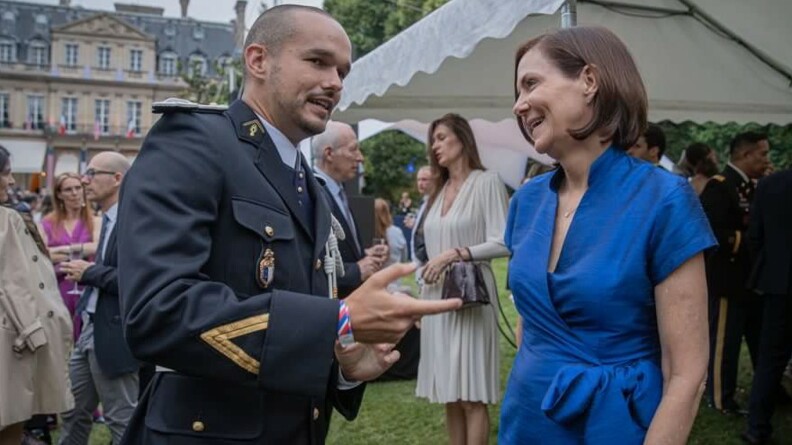 un gendarme mobile en varesue discute avec l'ambassadrice am&eacute;ricaine &agrave; Paris