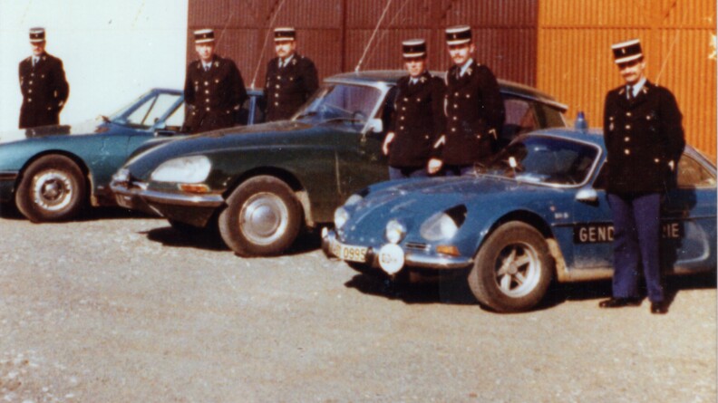 Agrandir l'image A droit de l'image, nous apercevons l'Alpine A110 1600s de l'époque