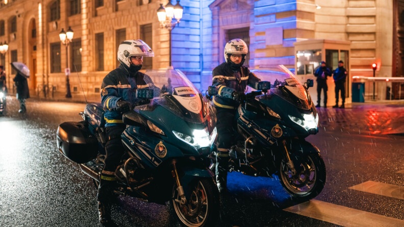 Deux motocyclistes de la Garde R&eacute;publicaine.