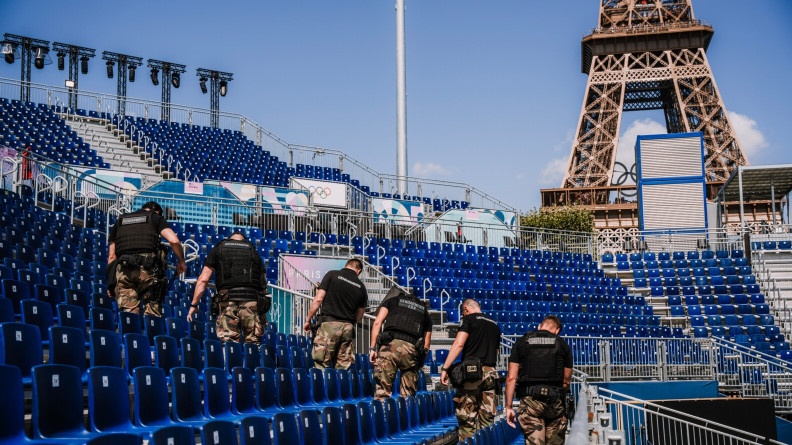 Agrandir l'image Contrôle des tribunes des JO par les gendarmes devant la Tour Eiffel