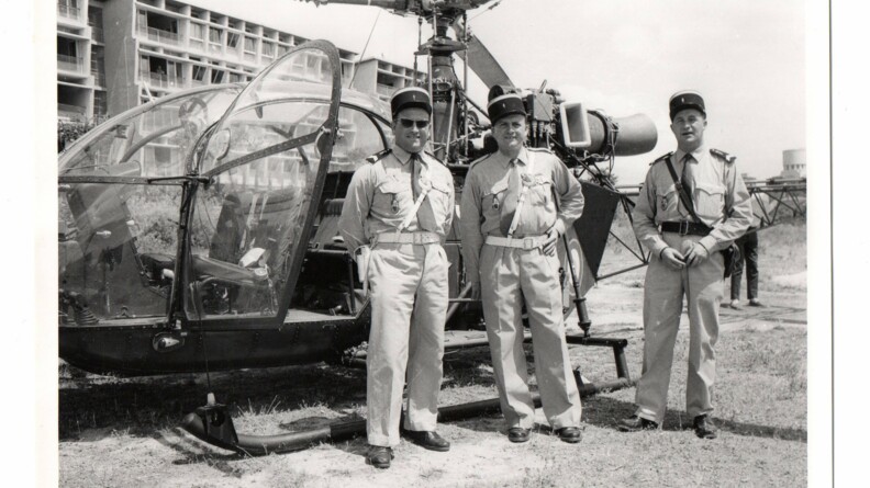 Agrandir l'image Trois gendarmes devant un hélicopère Alouette II de la gendarmerie.
