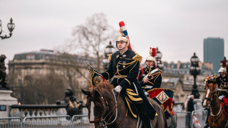 Cavalier de l'escorte à cheval du Président de l'Angola sur le pont Alexandre III