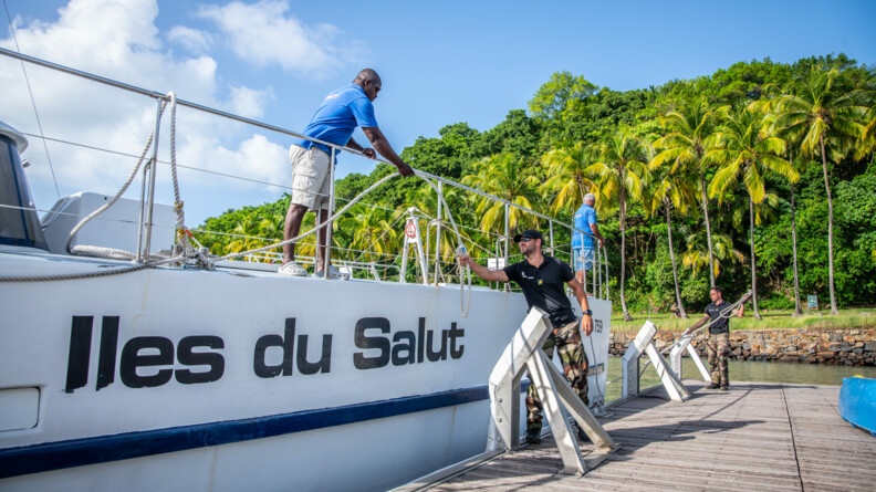 Agrandir l'image Gendarme aidant à l'accostage d'un navire aux îles du Salut.