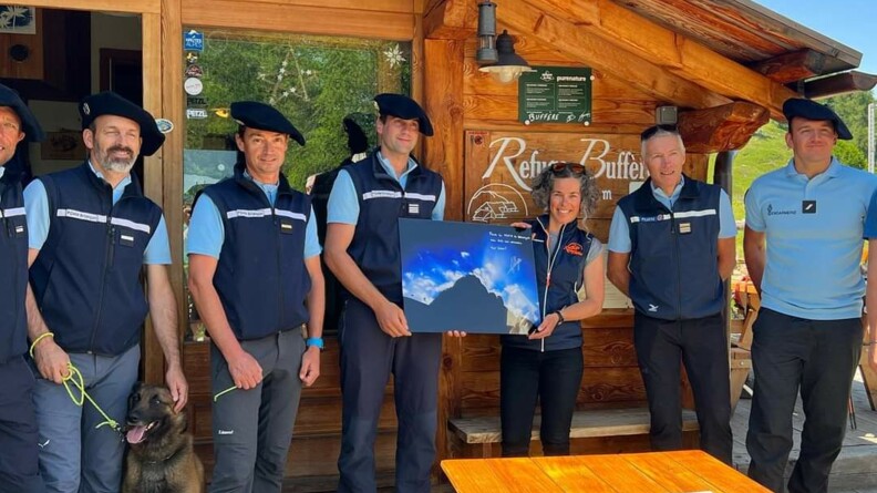 Les gendarmes du PGHM et Nils Allegre sont alignés devant la façade du refuge.