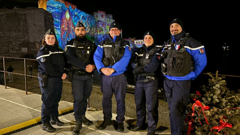 Devant le fort de Collioure, cinq gendarmes départementaux prennent la pose durant l'une de leur patrouille qui se déroule le soir de la Saint-Sylvestre.