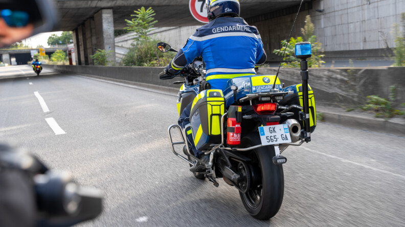 Agrandir l'image Motocycliste de la gendarmerie de dos sur le périphérique parisien.