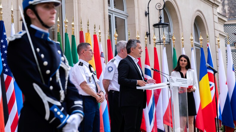 Le MIOM s'adressant aux forces étrangères aux côtés du MGGN et du DGPN.