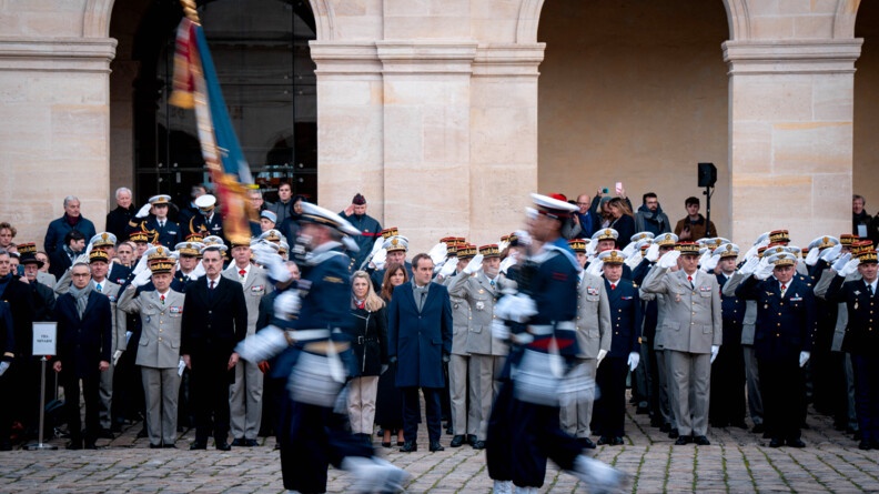 S&eacute;bastien Lecornu, ministre des Arm&eacute;es et des Anciens combattants, assistant &agrave; un d&eacute;fil&eacute; militaire, dans la cour de l'h&ocirc;tel national des Invalides, lors de la prise d'arme du 7 janvier 2025