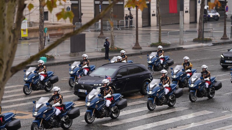 Agrandir l'image Un véhicule noir escorté par les motards de la garde républicaine sur un axe parisien