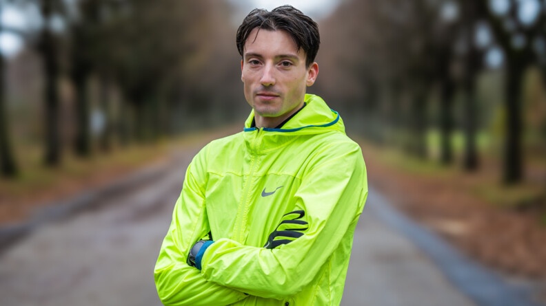 Le gendarme et marthonien Valentin Witz en tenue de running jaune au bois de Vincennes.