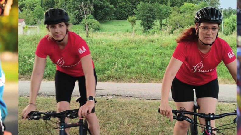 Montage de trois photos montrant des gendarmes en tenues de sport. Sur la première image il y a une gendarme qui montre un écusson avec "réalise" écrit dessus, sur la deuxième photo, il y a deux gendarmes à vélo habillées en rouge et sur la dernière, la plus à droite, se trouve un gendarme en tenue de sport blanche et noire, levant les bras au dessus de sa tête en signe de victoire sur une ligne d'arrivée.