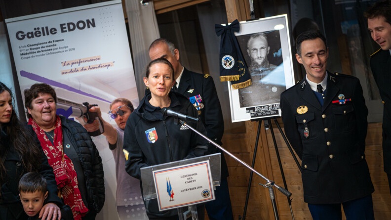 Agrandir l'image Gaelle Edon tenant un discours lors de son parrainage pendant la Cérémonie des cadets.