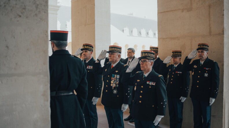 Agrandir l'image La cérémonie nationale d’hommage aux héros de la gendarmerie s’est déroulée aux Invalides, sous la présidence du ministre de l’Intérieur, Bruno Retailleau, accompagné de François-Noël Buffet, ministre auprès du minis en présence du général d’armée Hubert Bonneau, Directeur général de la Gendarmerie nationale, du général de corps d’armée André Petillot, major général de la gendarmerie nationale.