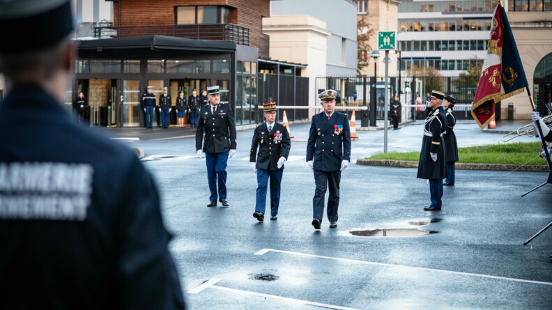 Le major général de la gendarmerie nationale, arrive à la cérémonie entouré à droite du directeur général adjoint de la DGA et à se gauche, du colonel Urien, commandant de la GARM.