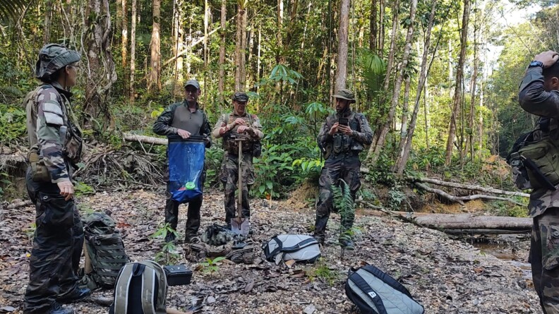 Gendarmes de la S.R. en for&ecirc;t.