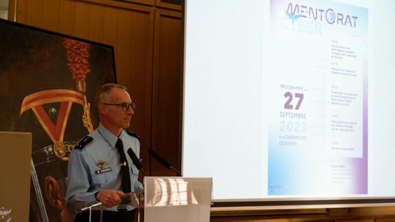Agrandir l'image Le Général Christophe Husson, commandant de la gendarmerie dans le cyberespace, prononce son allocuton à l'occasion de la rentrée de la première promotion du mentorat cyber dans la salle d'honneur de la caserne des Célestins à Paris.