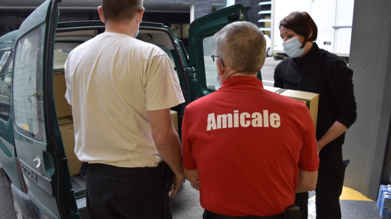 Chargement par les personnels de l'Amicale de la Maréchaussée et du Groupement de sécurité et d’appui des denrées alimentaires et des produits d'hygiène dans le véhicule des étudiantes de Paris Nanterre.