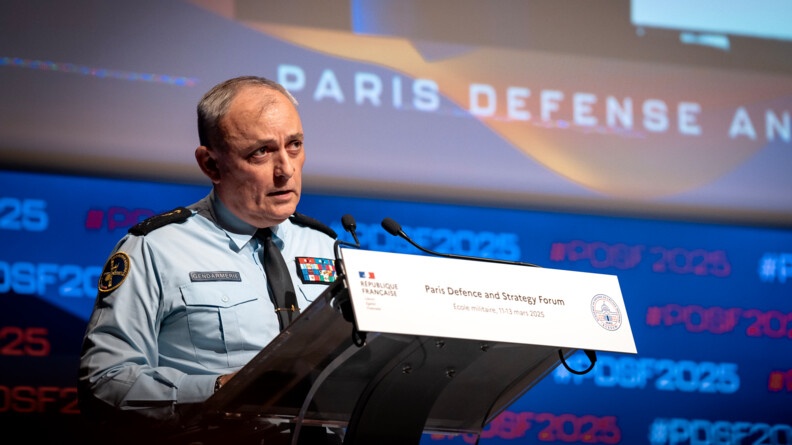 Agrandir l'image Le directeur de la gendarmerie devant un présentoir sur lequel est noté "Paris Defence and Strategy Forum"