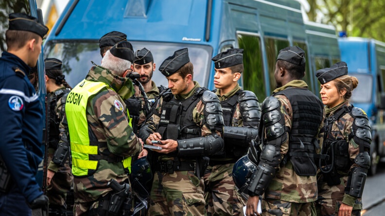 Des mobiles prennent des informations grâce à l'officier encadrant l'exercice