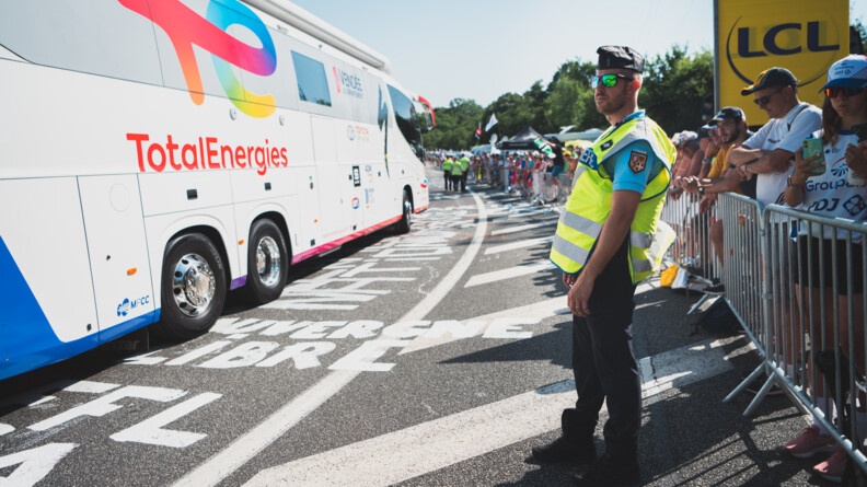 Juste avant la montée du Puy-de-Dôme, les gendarmes sécurisent l'axe sur lequel les courreurs vont passer.