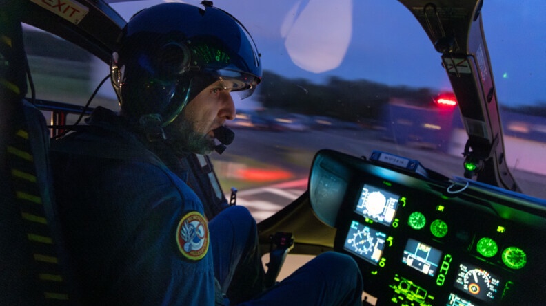 Agrandir l'image Un pilote de la gendarmerie dans son cockpit, de nuit