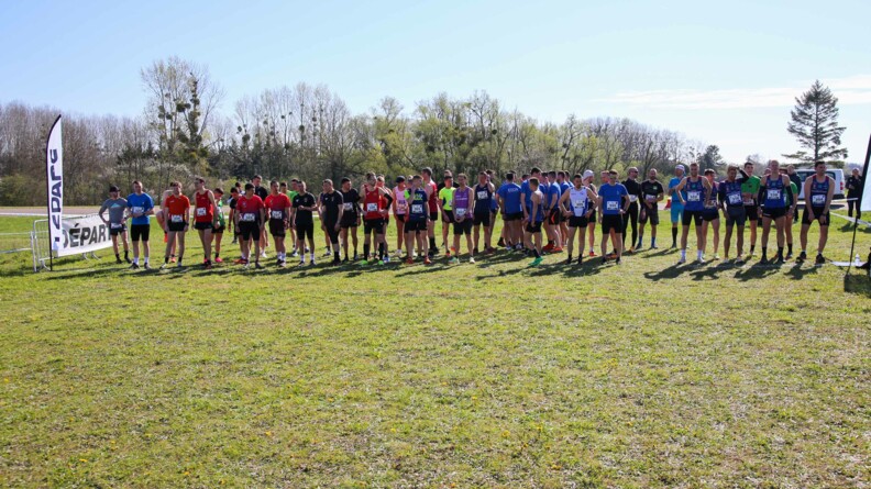 Agrandir l'image Les hommes en tenue de sport sur la ligne de départ du cross long