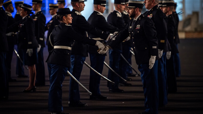 Les parrains des officiers de gendarmerie leur remettent leurs sabres