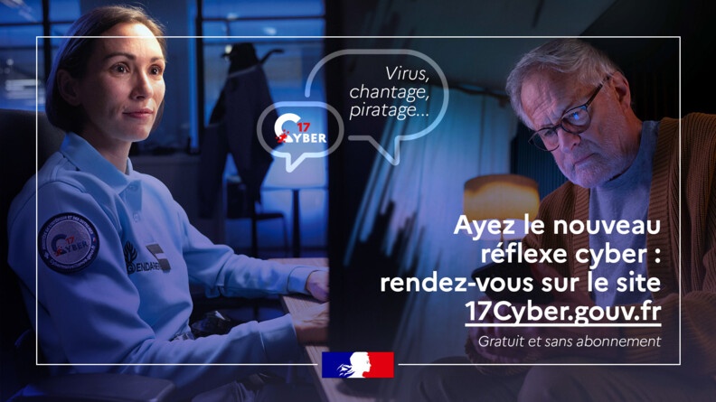 Affiche d'une gendarme devant son bureau. Sur son &eacute;paule l'&eacute;cusson 17Cyber
