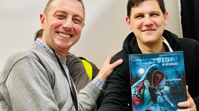 De gauche à droite : le général Philippe Guichard et le dessinateur Gerardo Balsa tenant la bande dessinée Section de Recherches