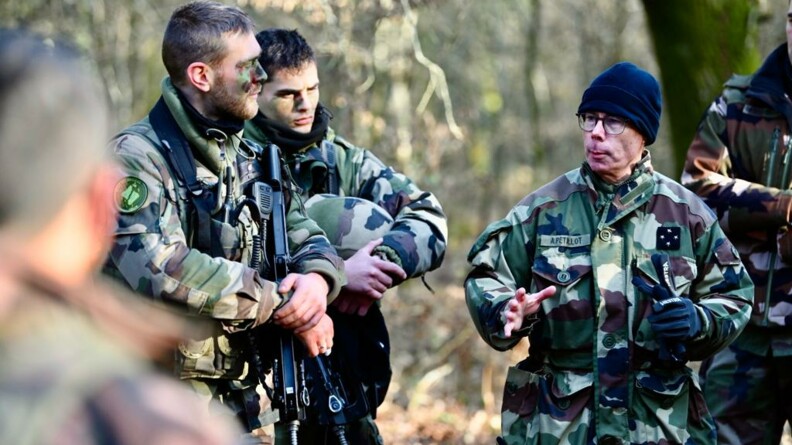 Le GCA donne des directives &agrave; son &eacute;quipe. A gauche on peut voir deux gendarmes du groupe l'&eacute;couter attentivement.