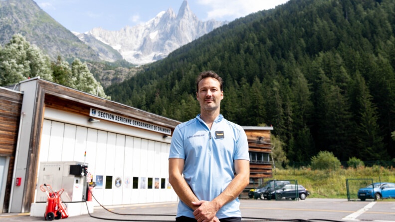 L'adjudant Johan, du Peloton de gendarmerie de haute montagne (PGHM) de Chamonix-Mont-Blanc, à la DZ des Bois à Chamonix, devant le hangar des hélicoptères de la Section aérienne de gendarmerie.