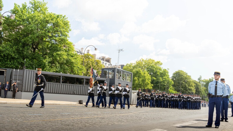 Des gendarmes défilent sur l'avenue Foch