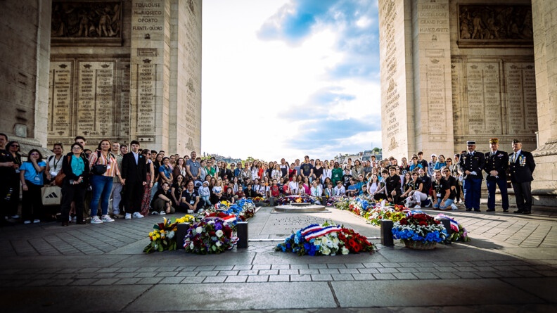 Autour de la tombe du soldat inconnu, plus de 150 jeunes, avec leurs familles et des gendarmes, posent autour de la tombe du soldat inconnu