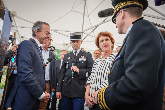 Un colonel de gendarmerie se tient debout, tenant un micro dans sa main gauche, entour&eacute; par Bruno Retailleau, ministre d&rsquo;&Eacute;tat, ministre de l&rsquo;Int&eacute;rieur, et Annie Gennevrard, ministre de l&rsquo;Agriculture et de la Souverainet&eacute; alimentaire