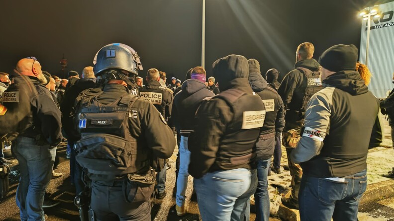 Des gendarmes de dos dans la nuit, issus de nombreuses unit&eacute;s.