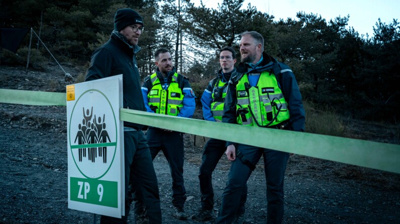 Trois gendarmes de la brigade enquête environnement échangent avec un spectateur du rallye Monte Carlo.