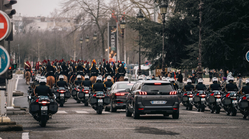 Escorte à cheval et motocycliste du Président de l'Angola devant les Invalides.