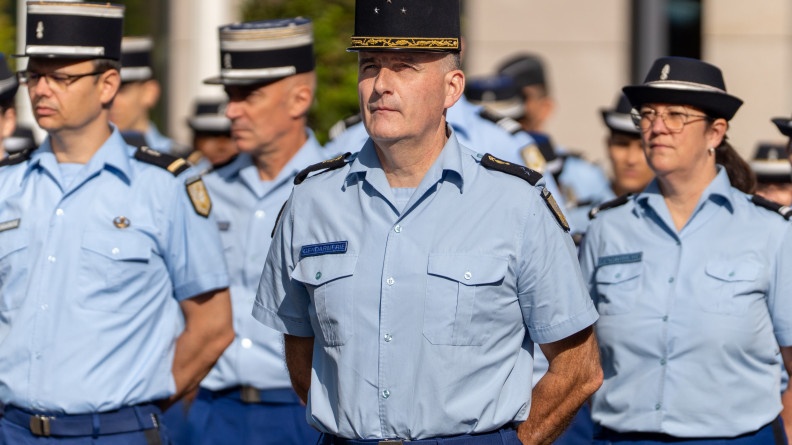 Photos de gendarmes debout c&ocirc;te &agrave; c&ocirc;te lors d'une c&eacute;r&eacute;mromie militaire se d&eacute;roulant en plein jour