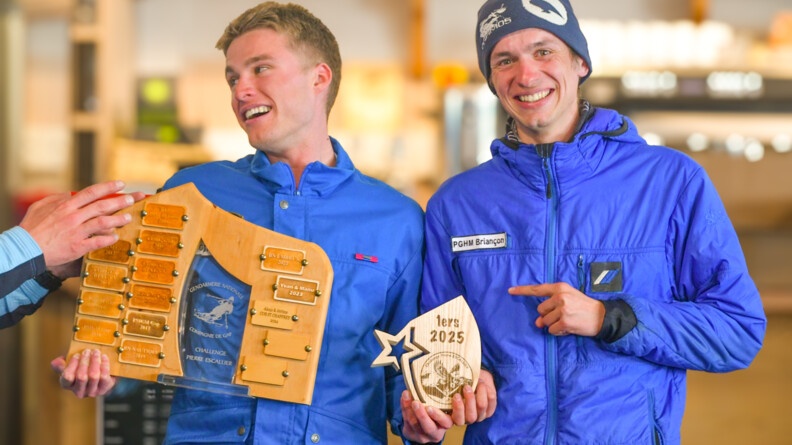 deux jeunes gendarmes vêtus de manteaux bleu ciel tiennent des trophée en souriant