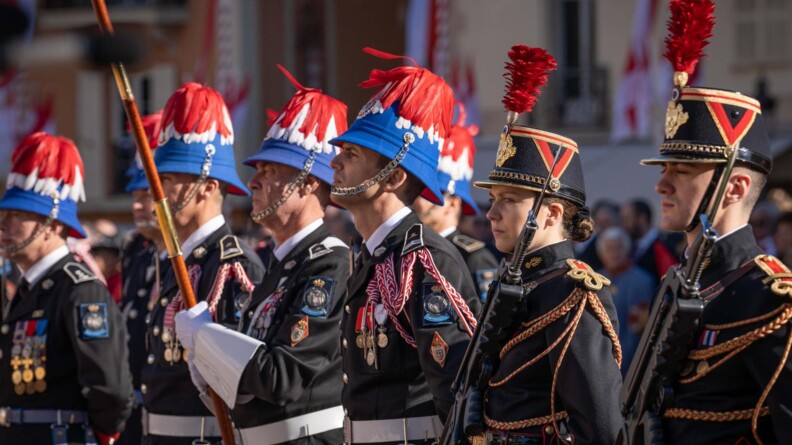 Deux gendarmes de la garde républicaine au côté de gardes de monaco