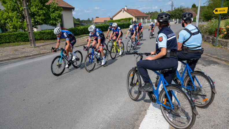 Agrandir l'image Deux gendarmes à vélo en bord de route sécurisent le 25e championnat de France de cyclisme gendarmerie.