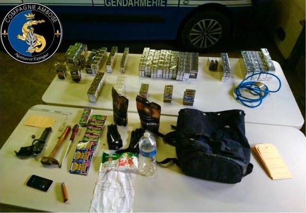 Agrandir l'image L’auteur a été arrêté en possession de 241 paquets de cigarettes, de jeux à gratter, de 470€ de liquide et de son pistolet automatique type Berreta 92, qui s’avérera factice.