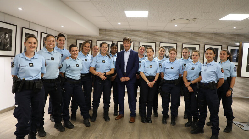 Agrandir l'image Bruno Rédarès entouré de ses modèles, lors du vernissage de l'exposition Femmes gendarmes au Pont du Gard à l'été 2020.