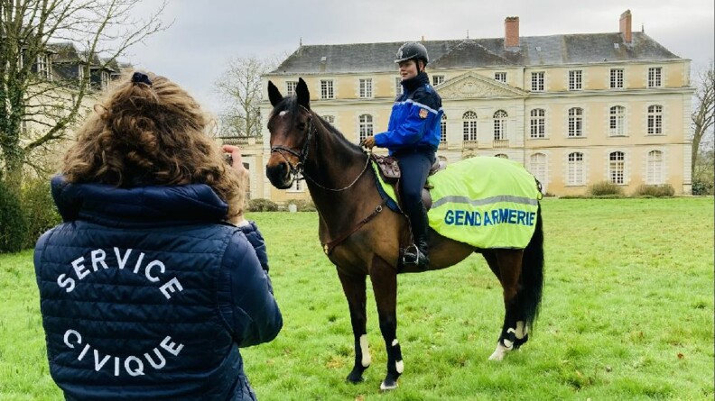 Agrandir l'image Juliette en reportage au poste à cheval pour une publication sur les réseaux sociaux.