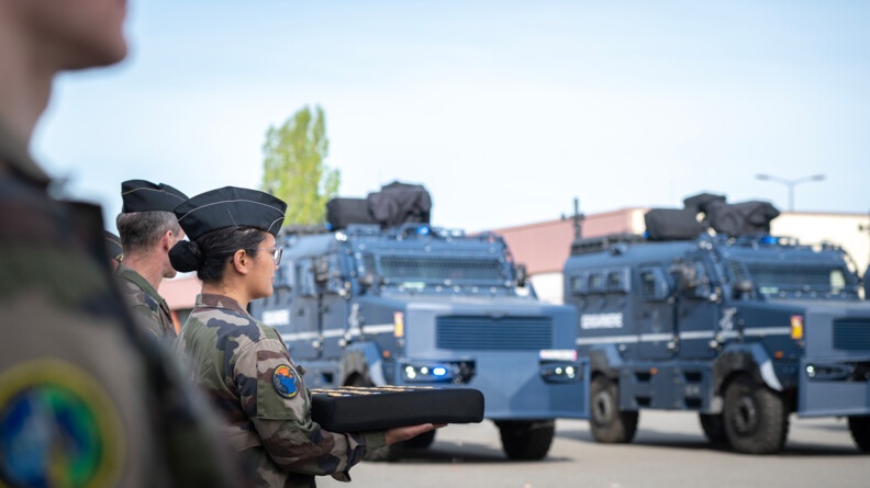 Agrandir l'image Nous voyons des Centaures en arrière plan et une gendarme portant les médailles symbolisant la cérémonie de remise des brevets suite à la formation Centaure